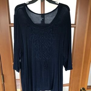 Women’s shirt with 3/4 length sleeves.